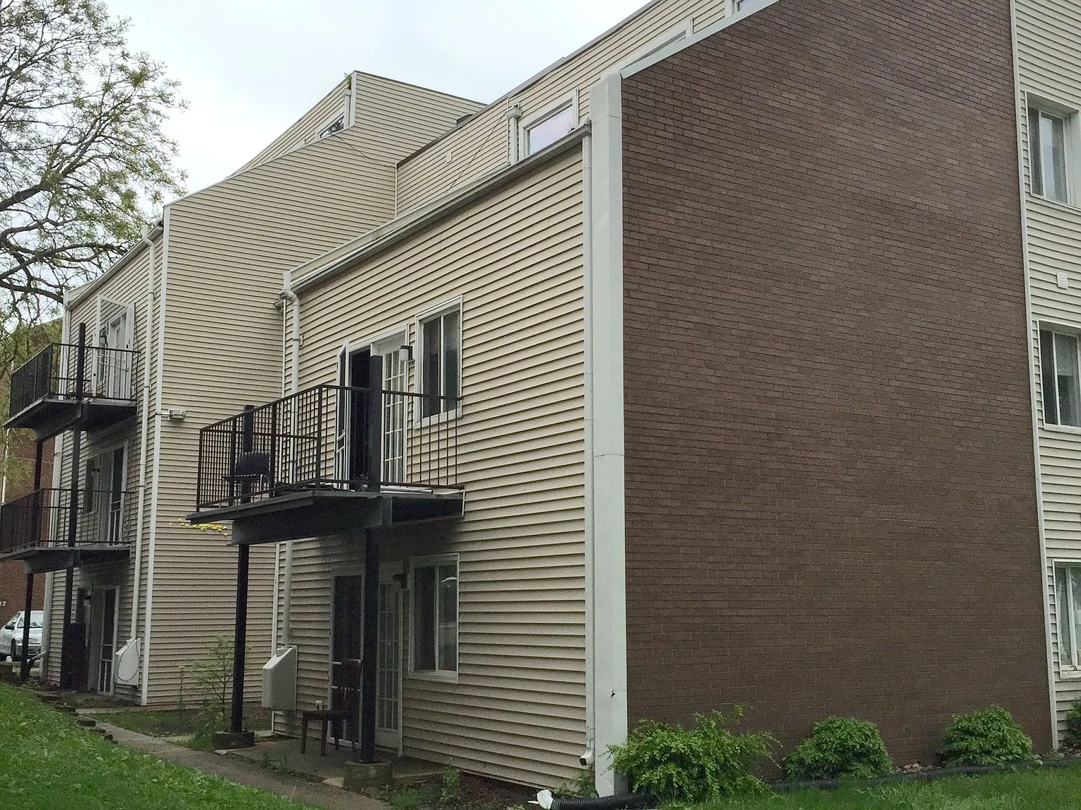 211 E Clark St — Photo 2