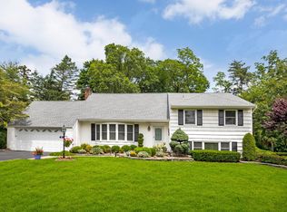 39 Oaktree Ln, Manhasset, NY 11030