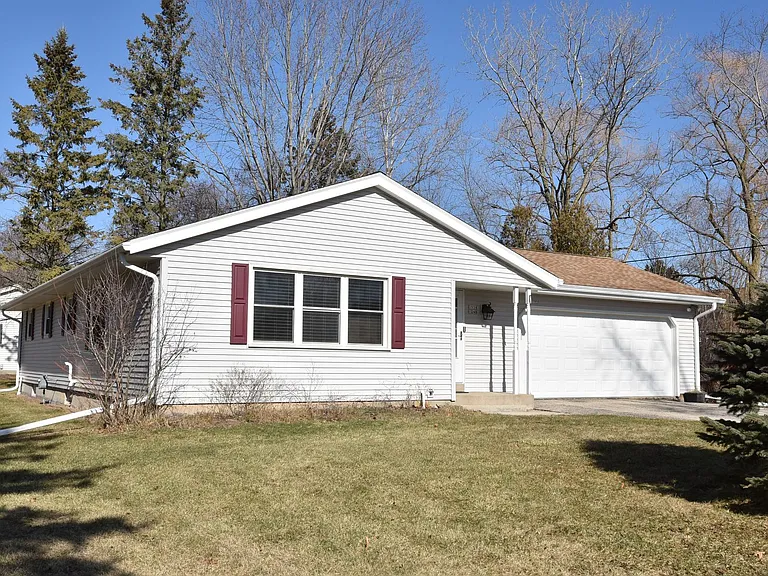 1538 W Liebau Rd — Photo 2