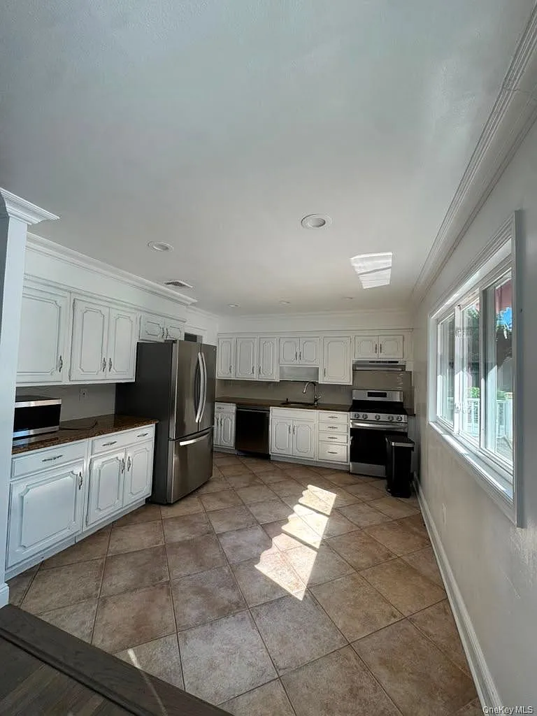 3 bed, 1.0 bath, 1883 sqft, $3,200 — Photo 2