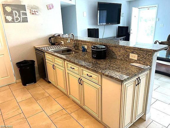 5th image of 883 Coconut CIR E
