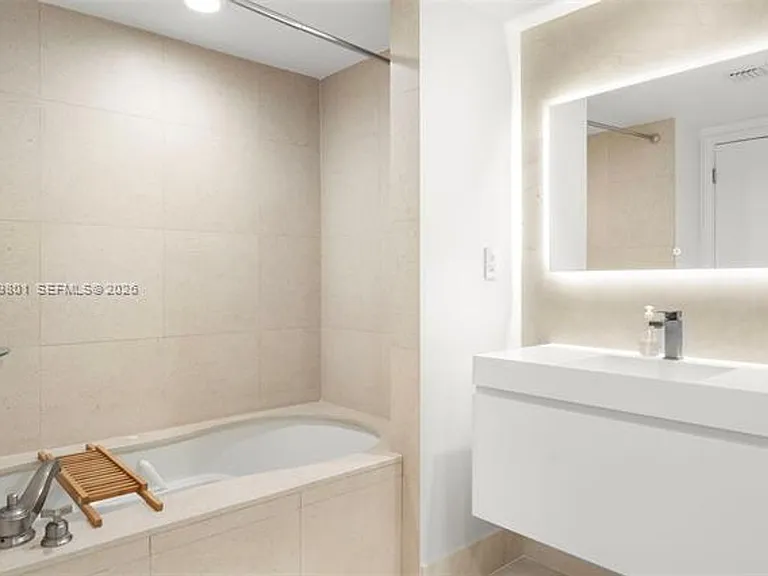 6801 Collins Avenue Cu #1409 — Photo 16