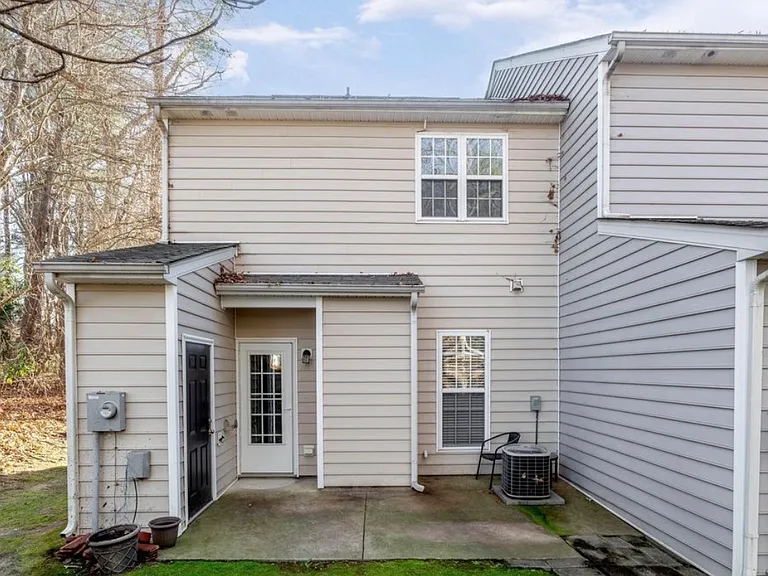 200 Sir William Ln — Photo 19