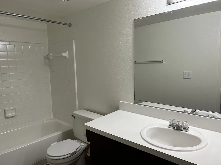 Windsor Place Apartments — Photo 42