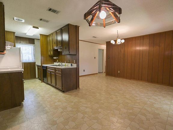 4th image of 1045 Anderson Dr