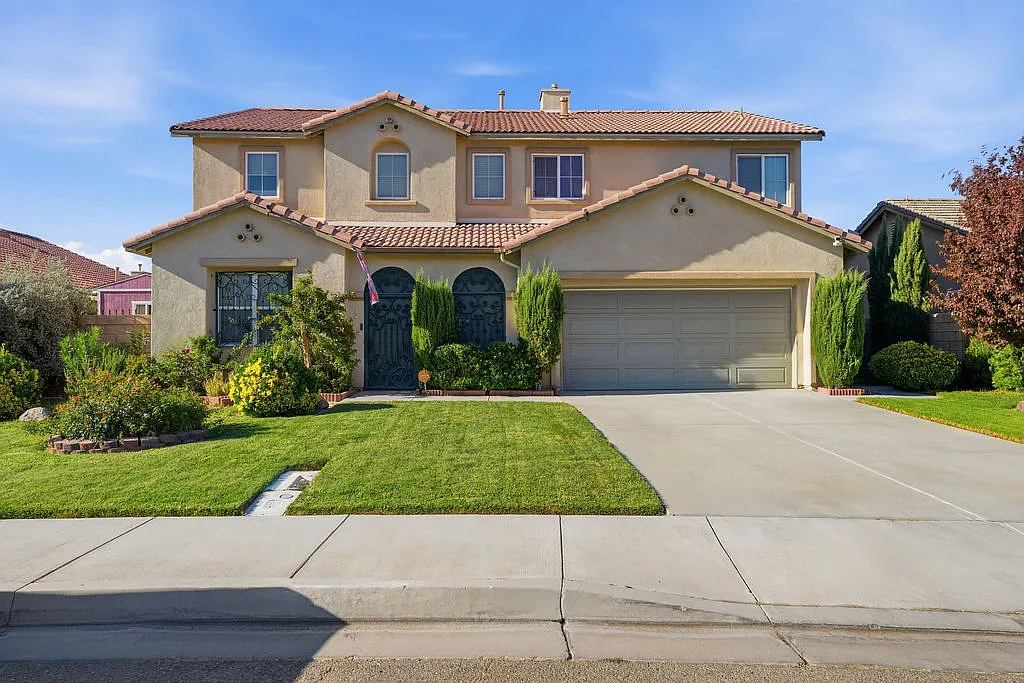 4 bed, 2266 sqft, $2,900 — Photo 1