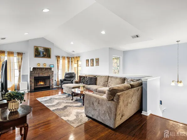 123 Chariot Ct, Piscataway, NJ 08854