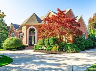 18510 Parke Ln, Grosse Ile, MI 48138