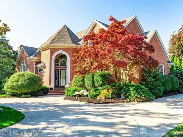 18510 Parke Ln, Grosse Ile, MI 48138