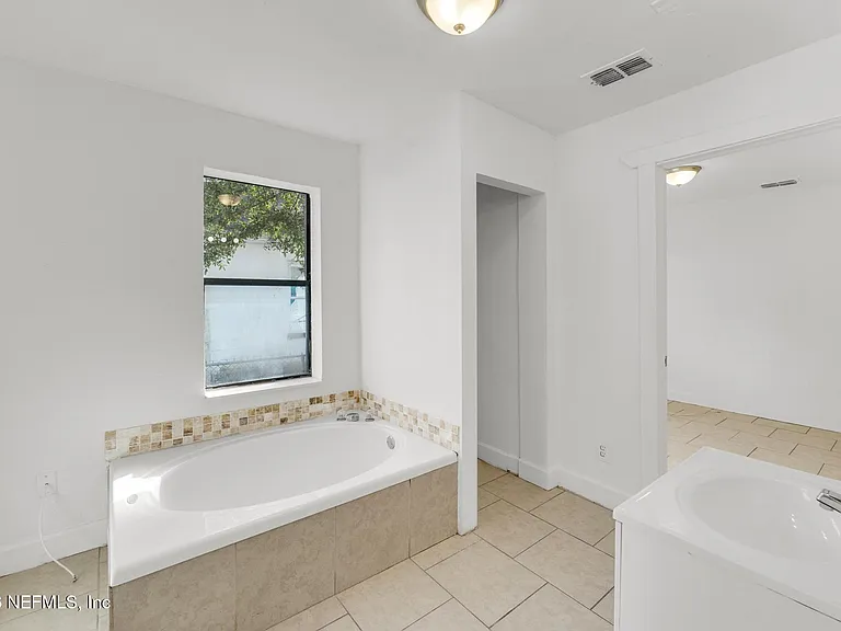 1830 W 27th St — Photo 18