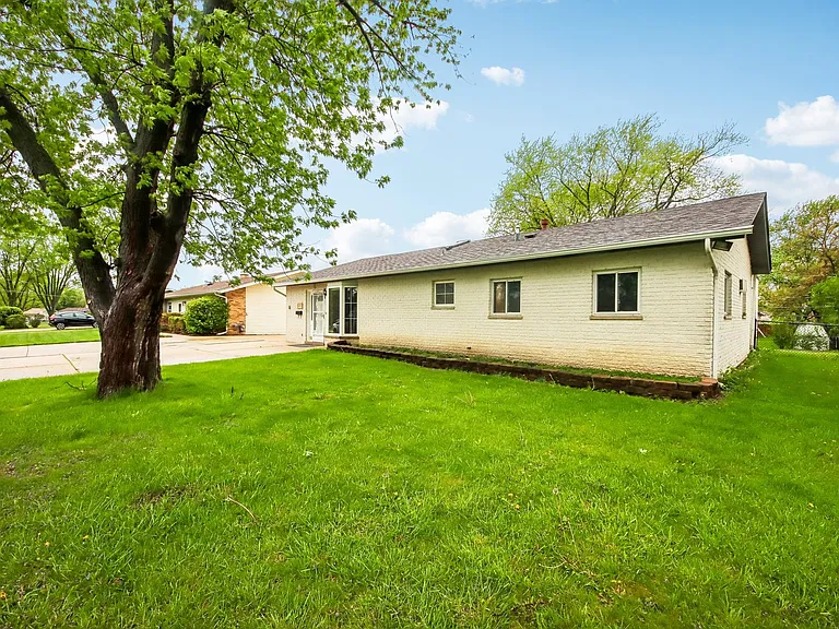 670 Lakeview Ln — Photo 4