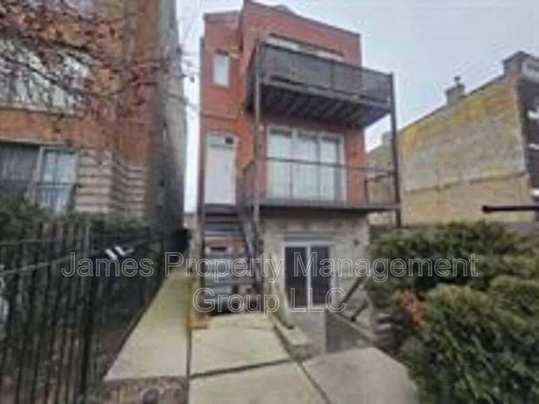 2731 W Congress Pkwy #1 — Photo 1