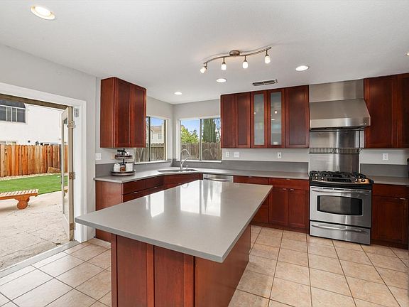4th image of 912 Celestine Circle