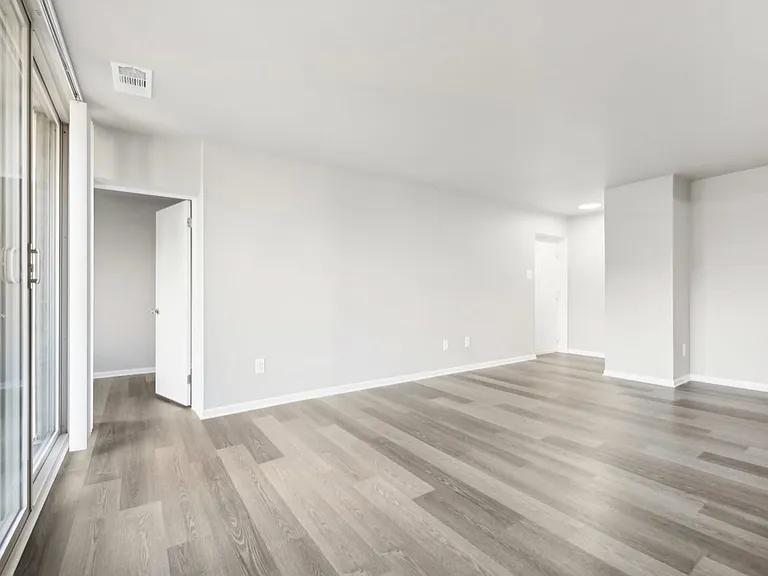 Potomac Garden Apartments — Photo 15
