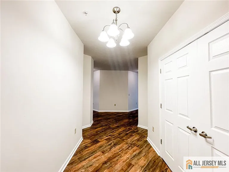 105 Regency Pl — Photo 4