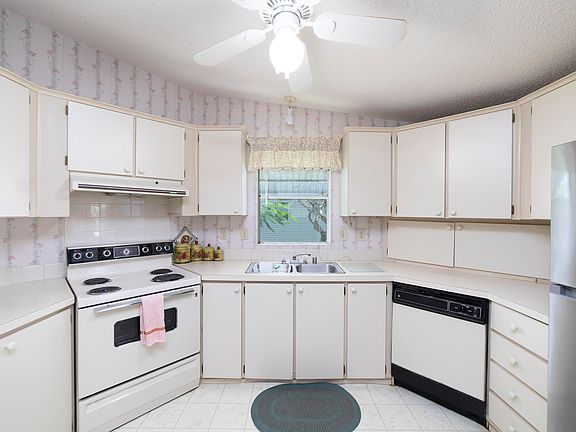 3rd image of 8513 Redbay Court