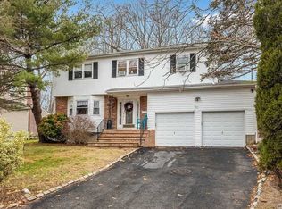 93 Beacon Hill Rd, Port Washington, NY 11050