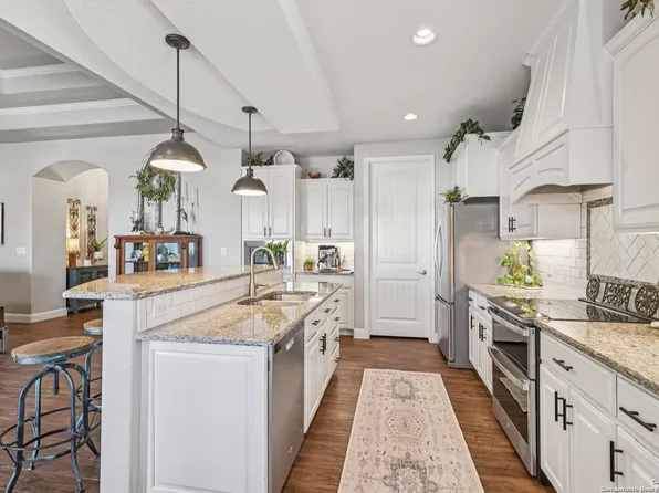132 Fairway Dr, Floresville, TX 78114
