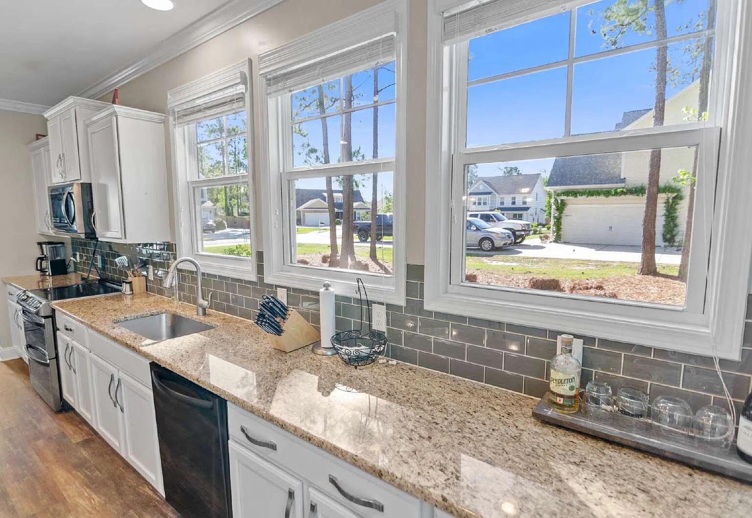 4 bed, 3.0 bath, 2736 sqft, $3,200 — Photo 3