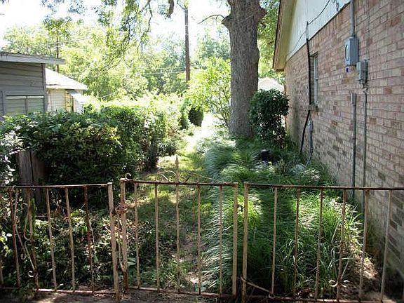 3rd image of 909 N Rockwall Ave