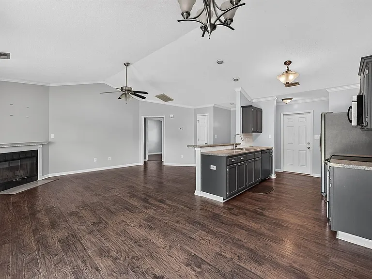 242 Zachary Ln — Photo 8