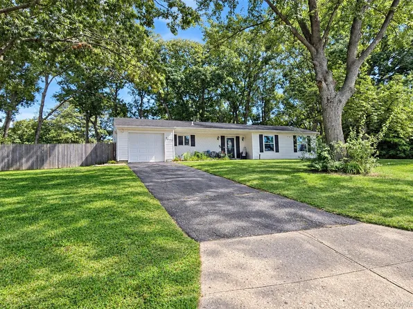 2679 Heather Avenue, Medford, NY 11763