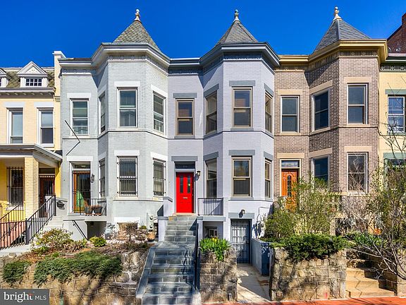 2nd image of 415 10th St NE