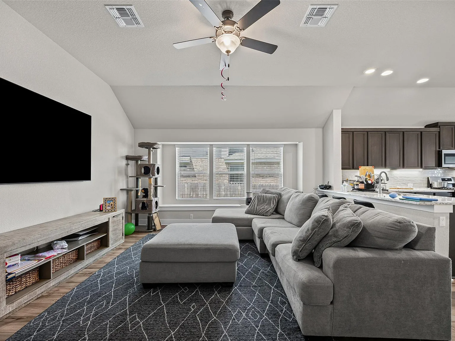 3 bed, 2.0 bath, 1651 sqft, $2,150 — Photo 4