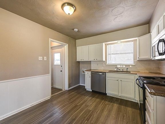 5th image of 1216 Hillcrest Dr