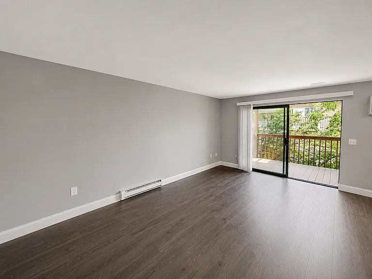 Courtview Square Apartments — Photo 3