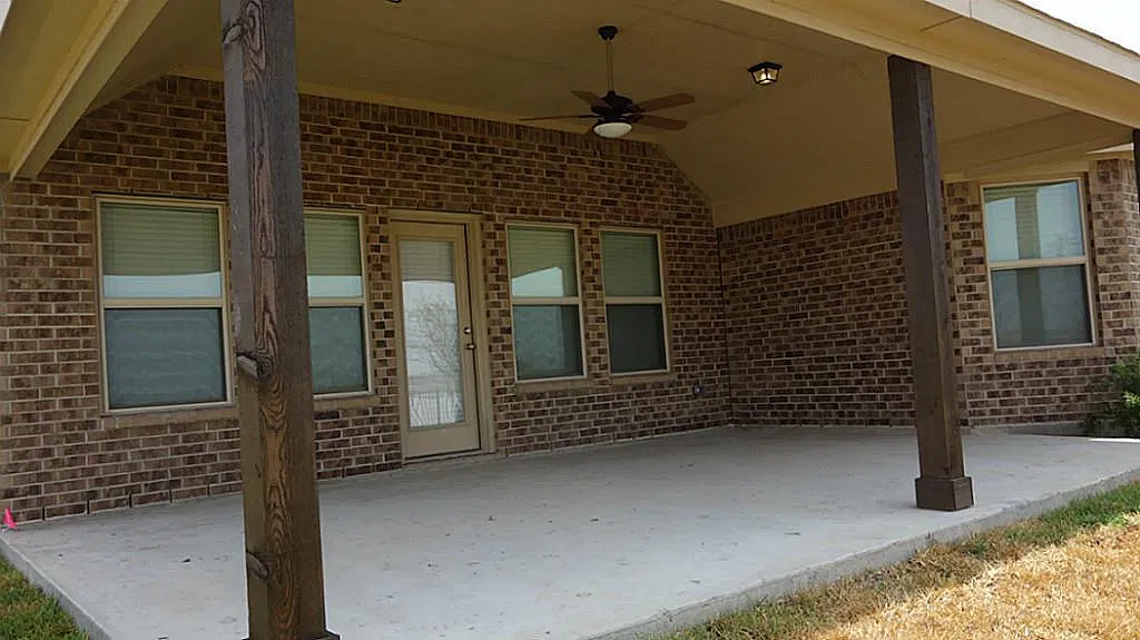 4 bed, 2.5 bath, 1930 sqft, $2,500 — Photo 3