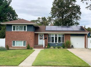 17 Saratoga St, Commack, NY 11725