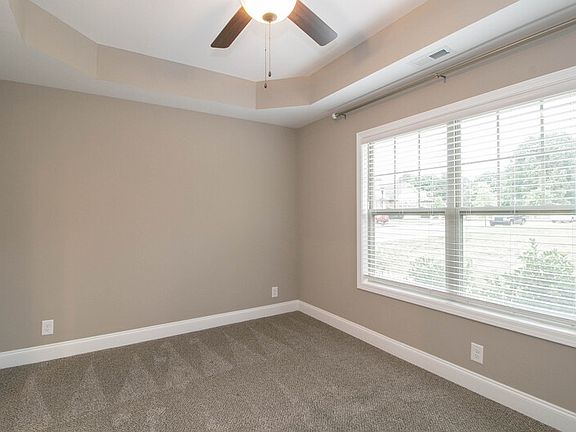 3rd image of 180 Dundee Dr