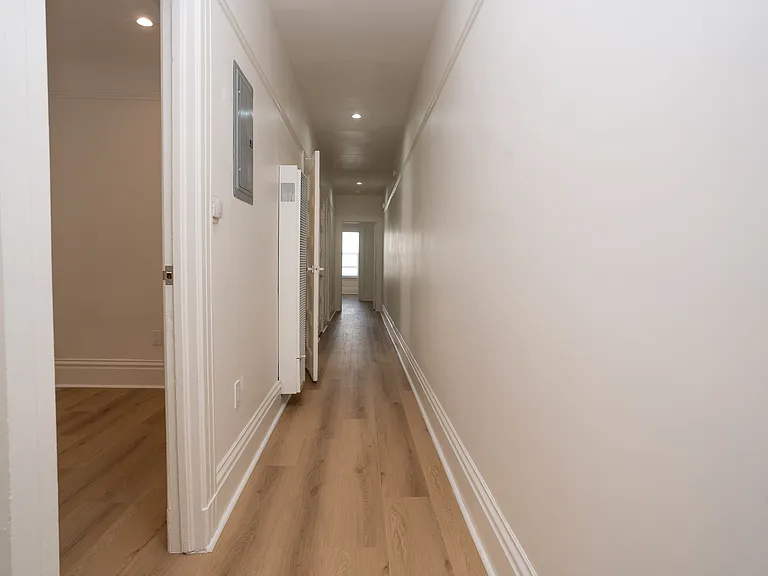 1048 Montgomery St — Photo 4