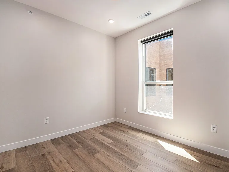 300 E 13th St — Photo 5