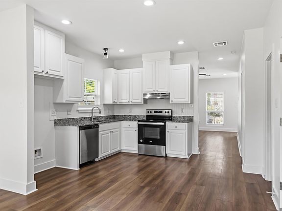 4th image of 200 Evergreen Dr
