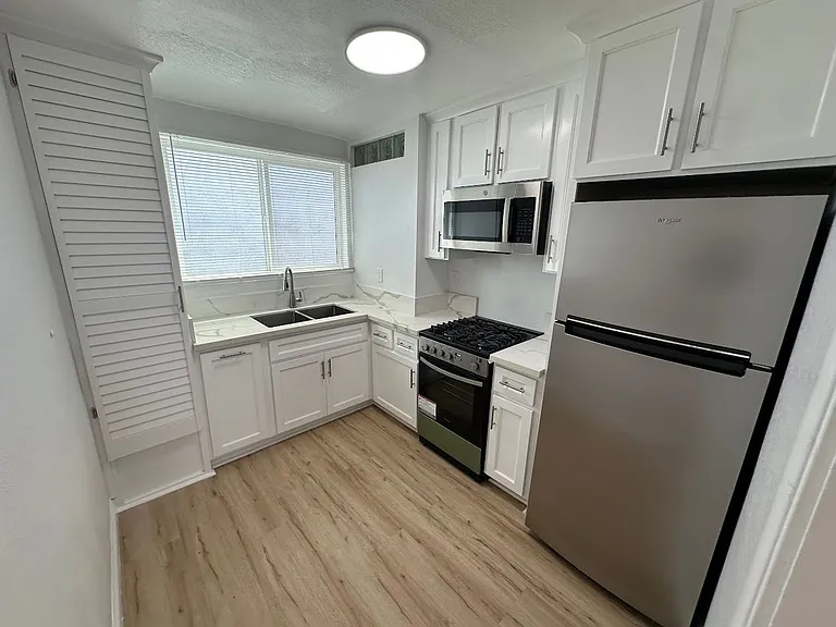 Fully Remodeled Ground-Level Studio Apartment with Modern Finishes — Photo 1
