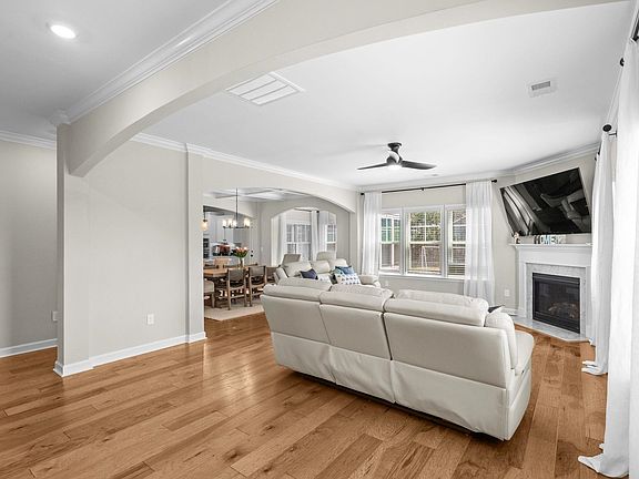 5th image of 136 Azure Loop