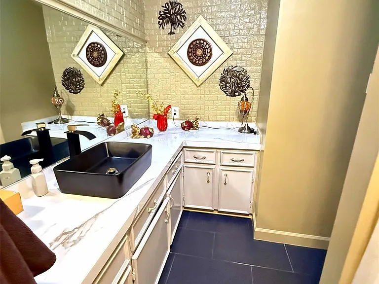 354 S Amherst Dr — Photo 11