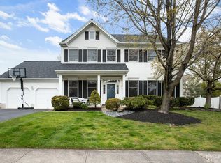 15 Lafayette Dr, Kendall Park, NJ