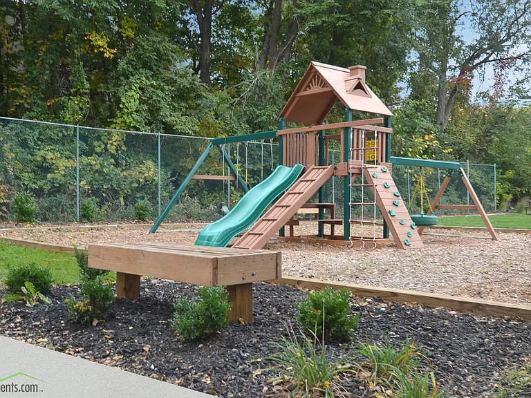 Robin Hill Apartments — Photo 15