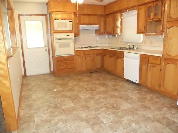 3rd image of 800 Valley Woods Dr