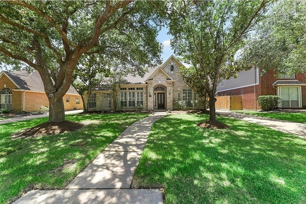 4 bed, 2.0 bath, 2246 sqft, $3,200 — Photo 2