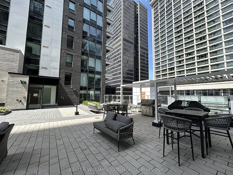 340 Queen St #810 — Photo 17