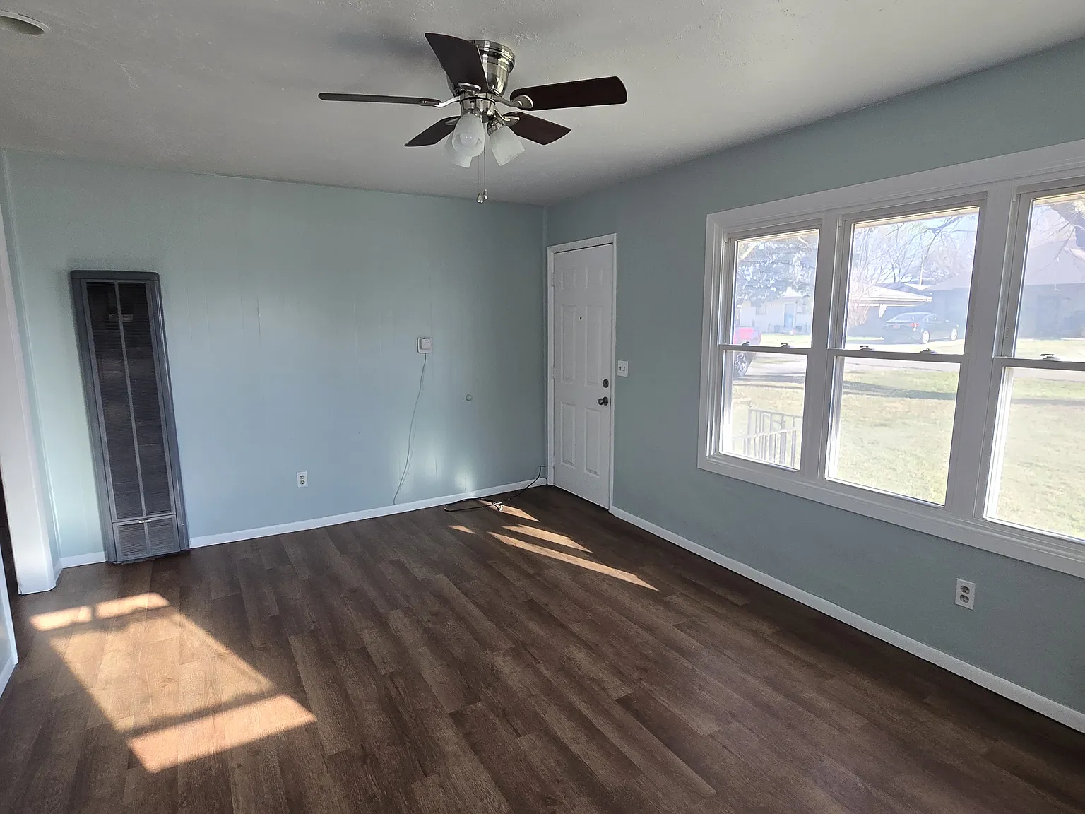 117 W Clegern Ave — Photo 2