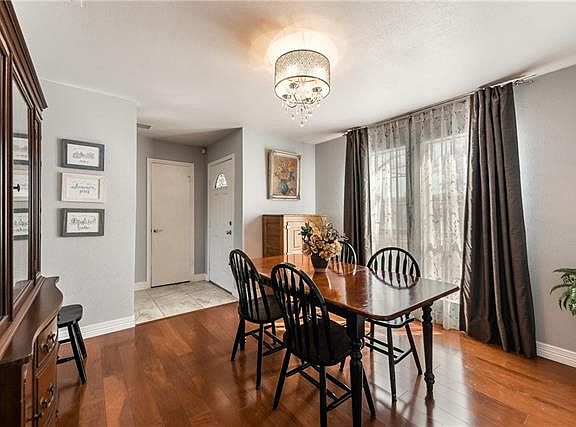 3rd image of 2318 Woodglen Dr