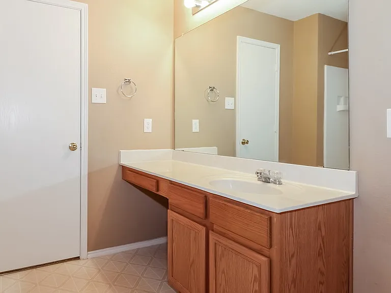 1324 Burleson St — Photo 14