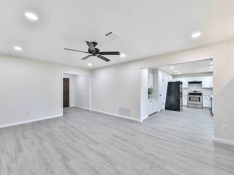 512 N Morgan Dr — Photo 1