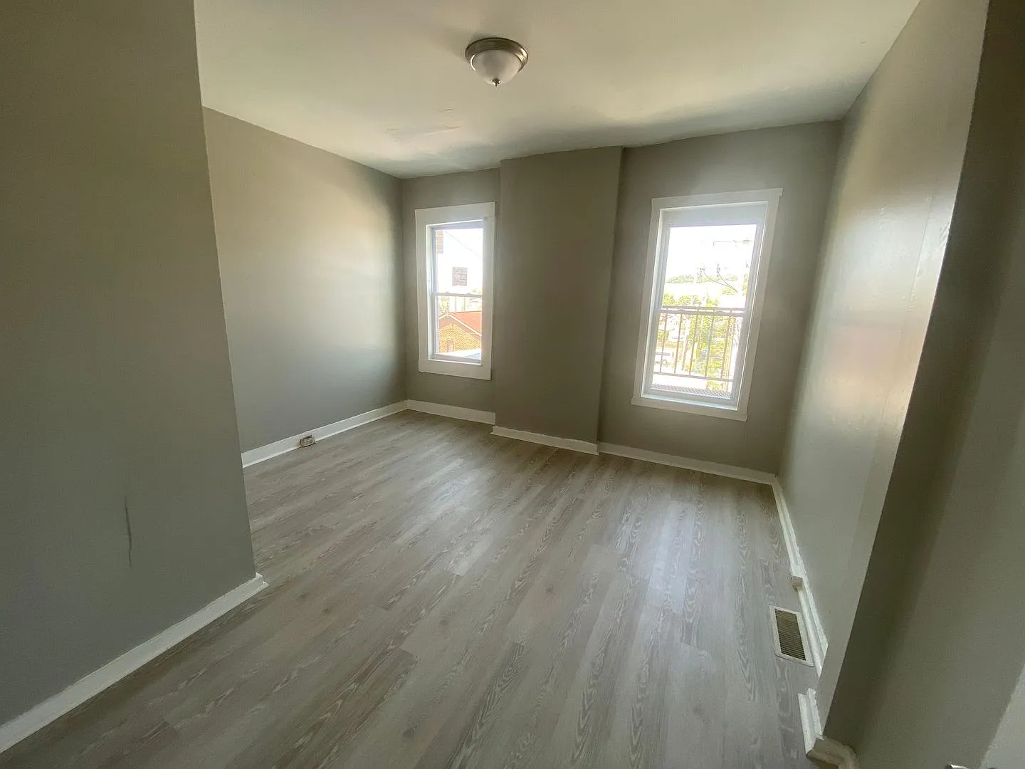 1432 N. Fulton — Photo 2