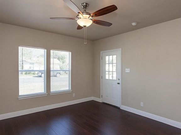 3rd image of 614 E Mistletoe Ave